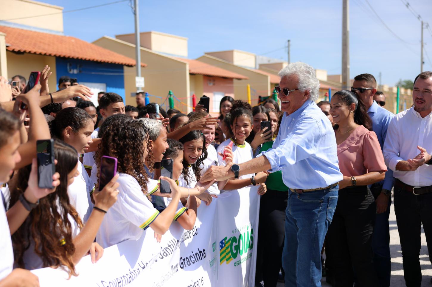 Caiado entrega casa própria a 50 famílias de Britânia