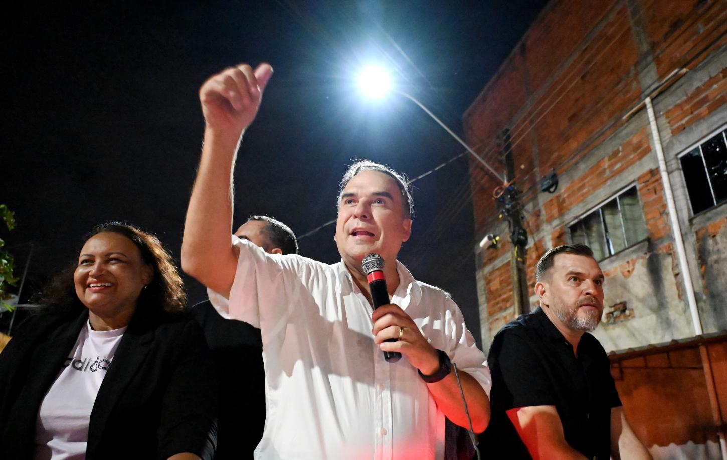 Prefeito Sandro Mabel vistoria substituição de lâmpadas por LED na Região Noroeste