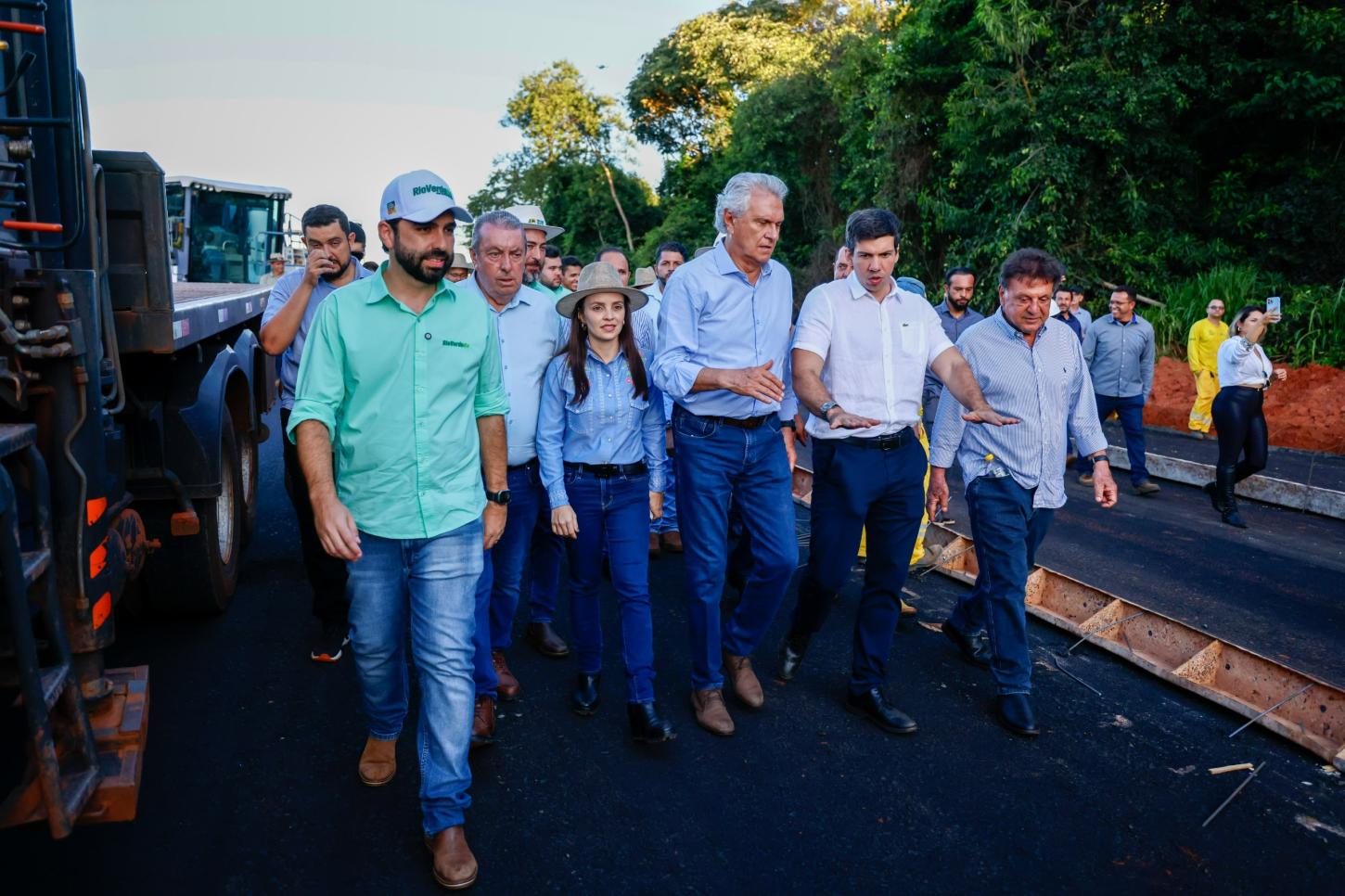 Caiado vistoria obras da restauração e duplicação da GO-210, em Rio Verde