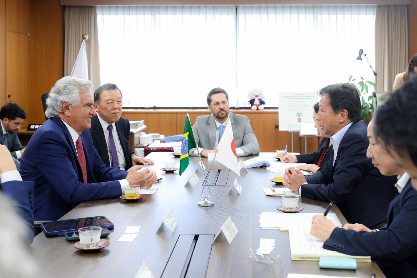 Caiado atrai interesse do Japão e abre portas para investimentos em terras raras