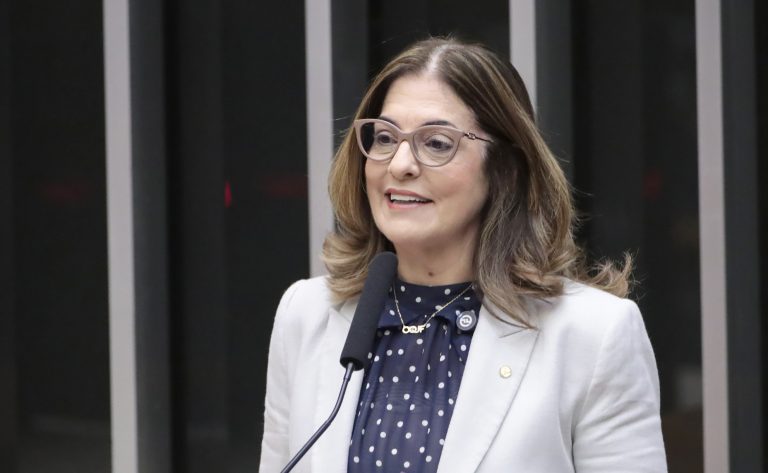 Comissão aprova garantia de atendimento prioritário no SUS para pacientes com endometriose