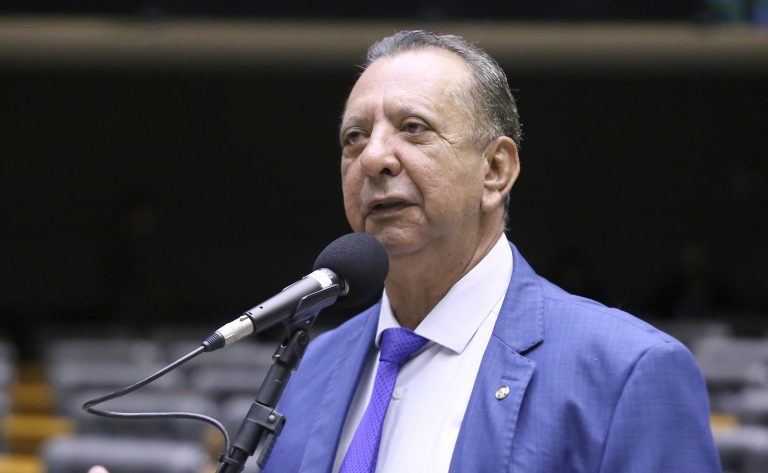 Comissão aprova projeto que obriga SUS a realizar tratamento de implante dentário