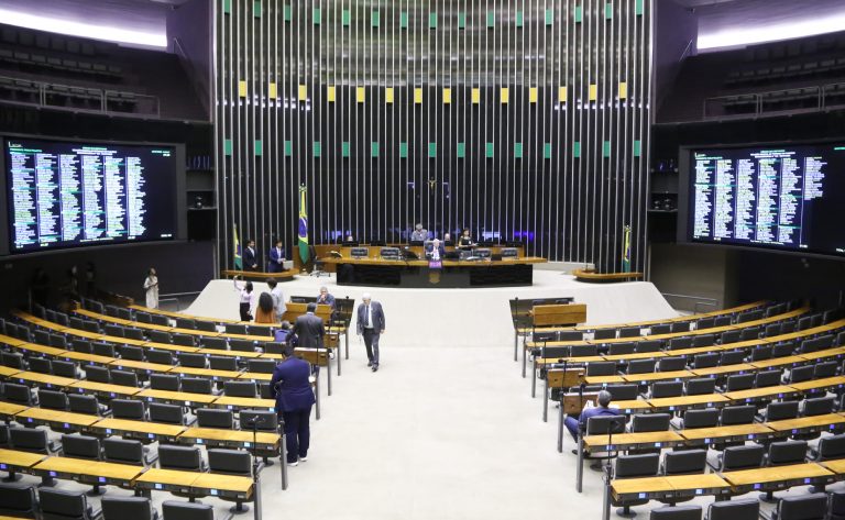 Deputados analisam projeto que reforça medida protetiva em caso de aproximação do agressor; acompanhe