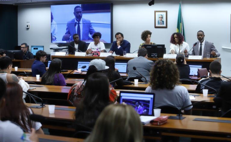 Deputados e especialistas afirmam que criminalização da cultura negra é um fenômeno histórico