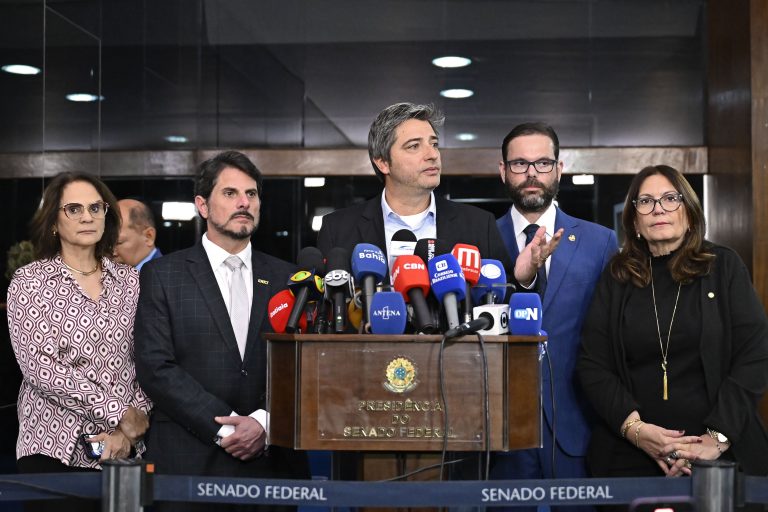 Oposição acusa Moraes de 