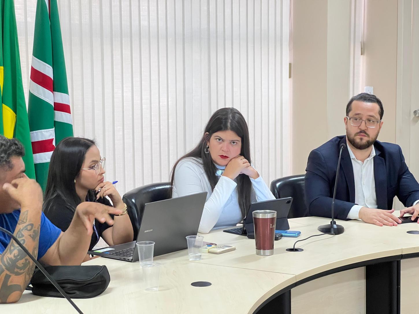 Aava Santiago convoca reunião e denuncia caos nas maternidades de Goiânia