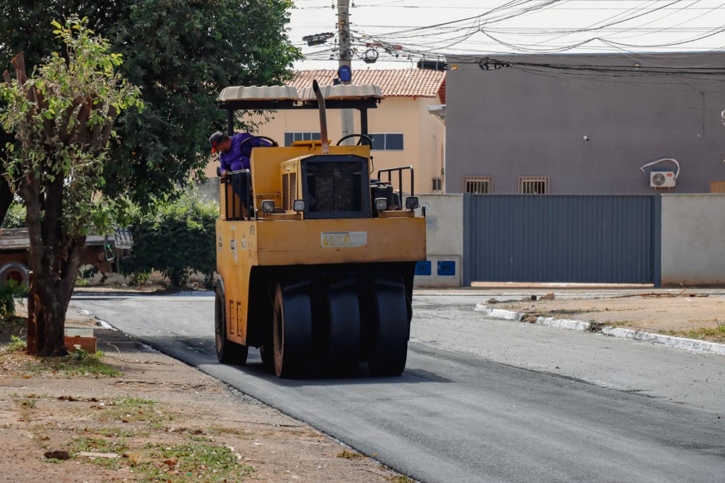 Prefeitura de Senador Canedo realiza revitalização do asfalto no Jardim Cerrado 3