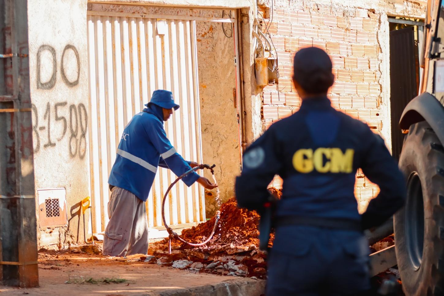 Sanesc realiza operação para desativar ligações irregulares em Senador Canedo