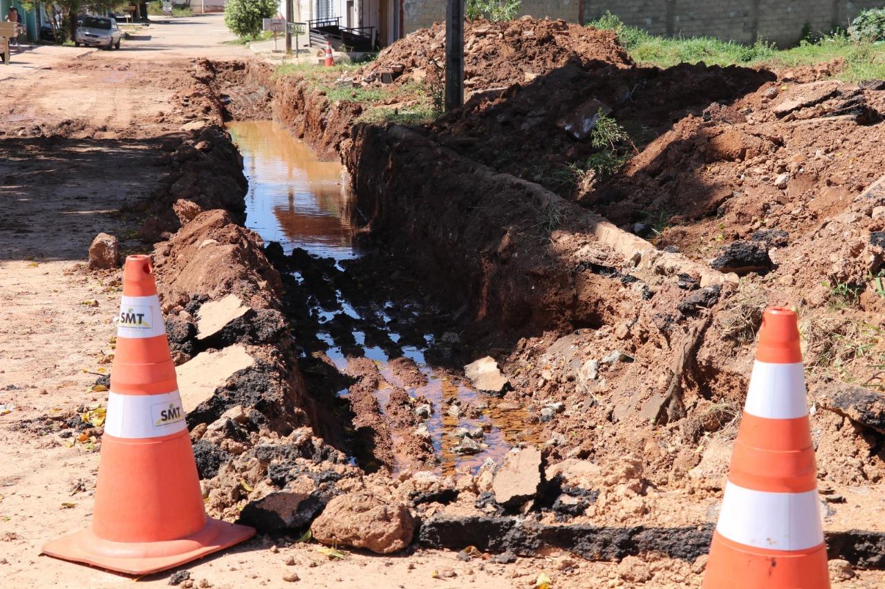 Obra de drenagem é realiza no Residencial Anuar Auad em Senador Canedo