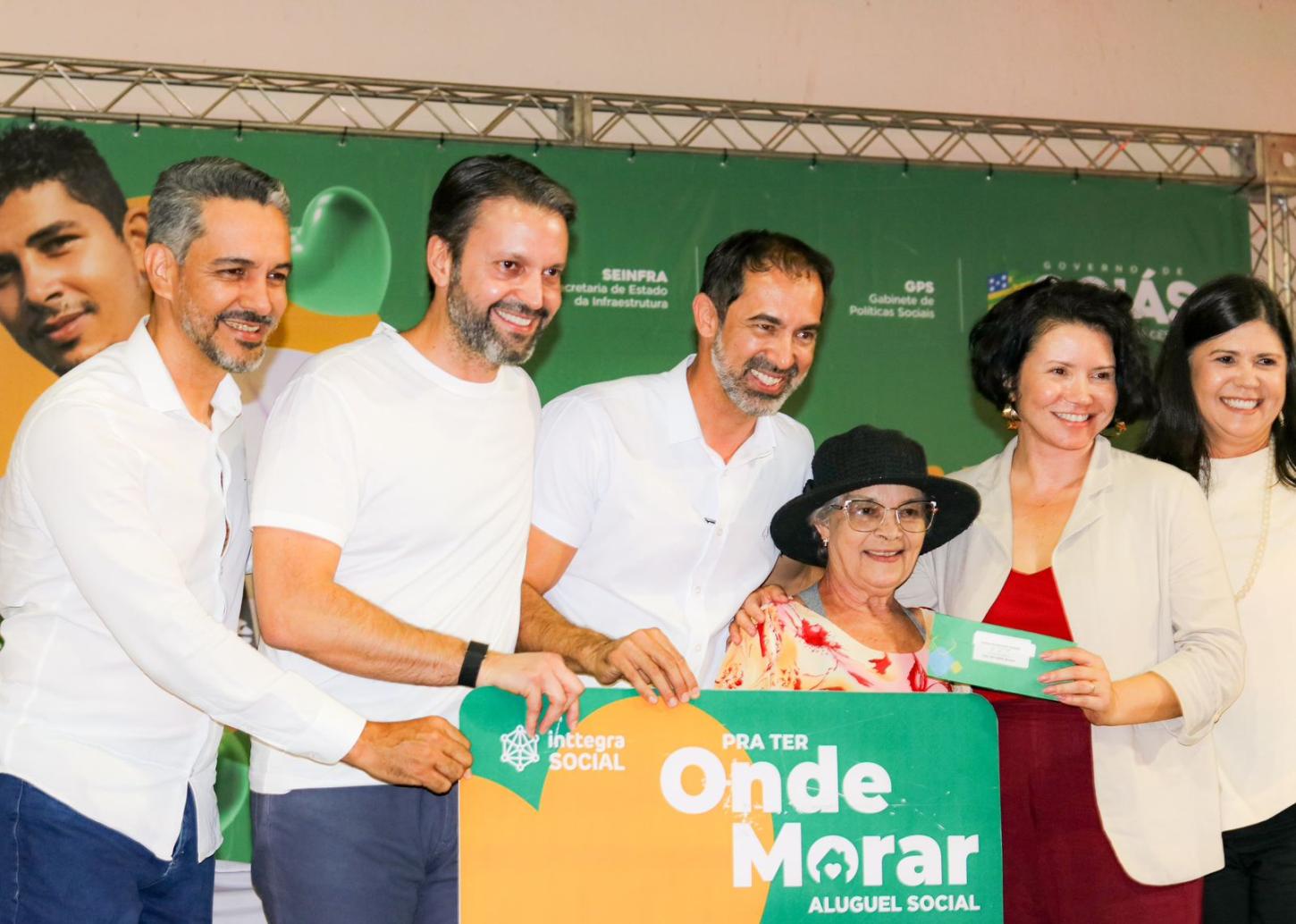 Escrituras e cartões do Aluguel Social são entregues em Senador Canedo