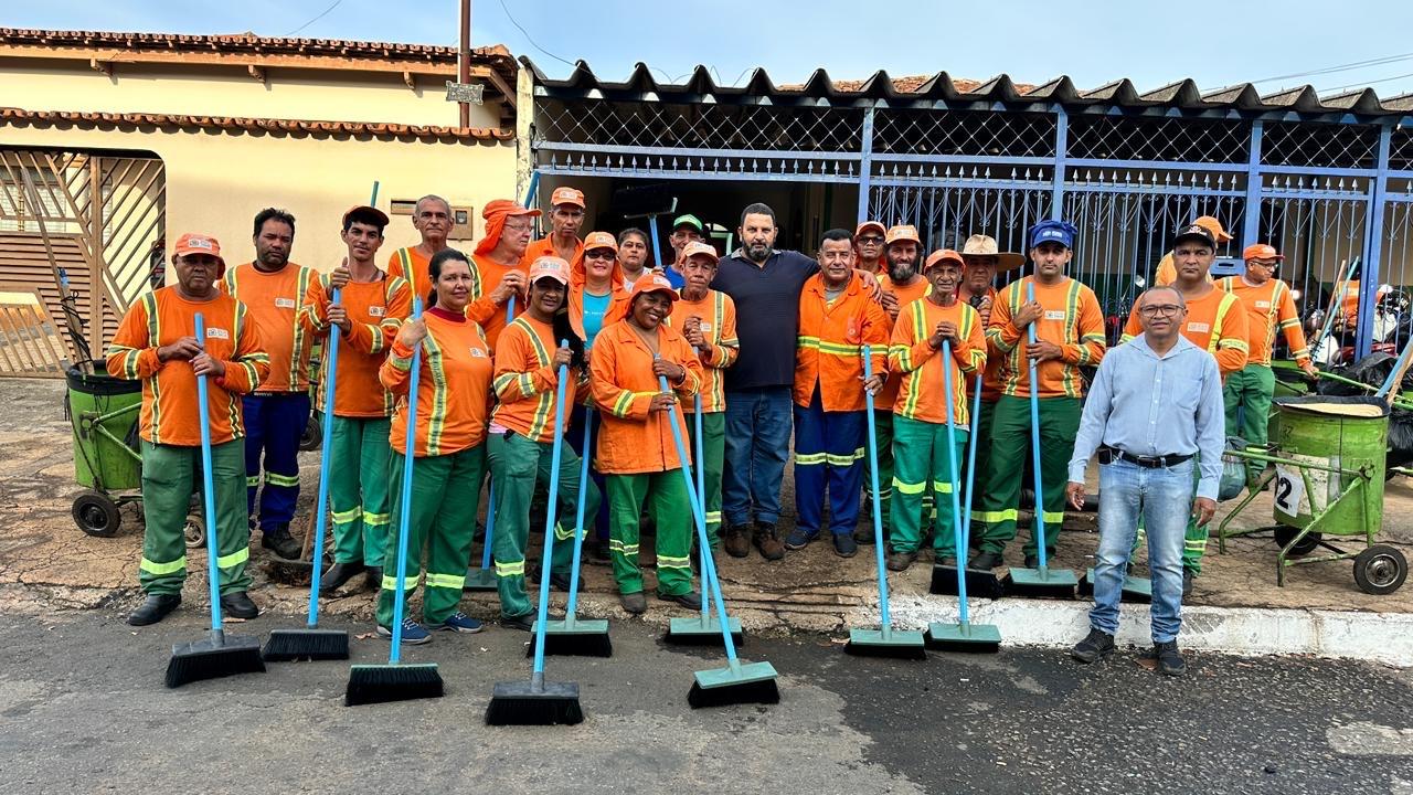 Comurg entrega 2,4 mil novas vassouras e aumenta eficiência na limpeza