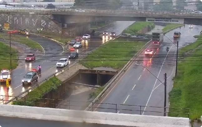 Goiânia enfrenta alagamentos e bloqueios após chuva intensa