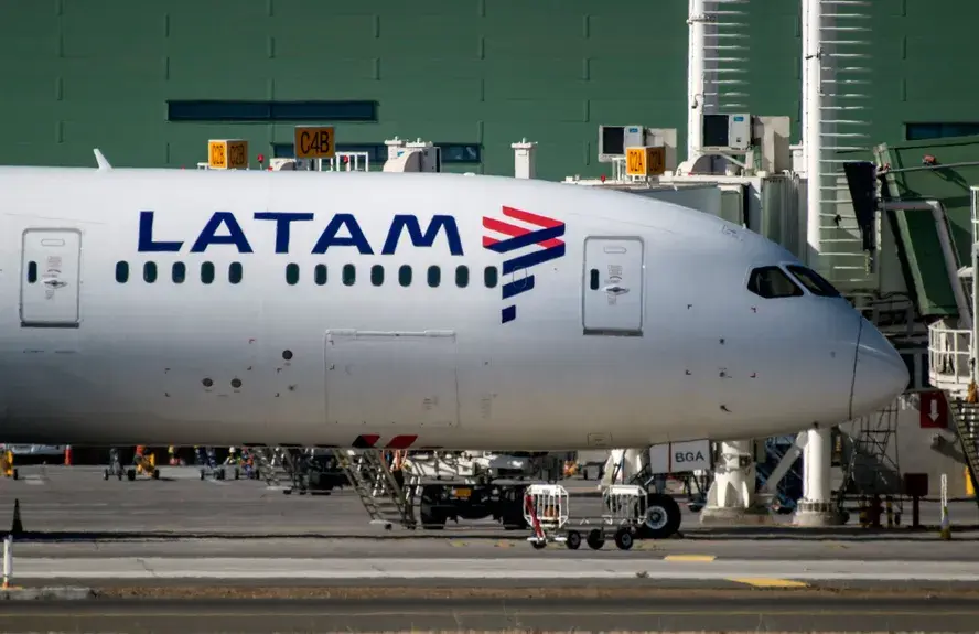 Avião da Latam aborta decolagem em alta velocidade no Aeroporto de Guarulhos