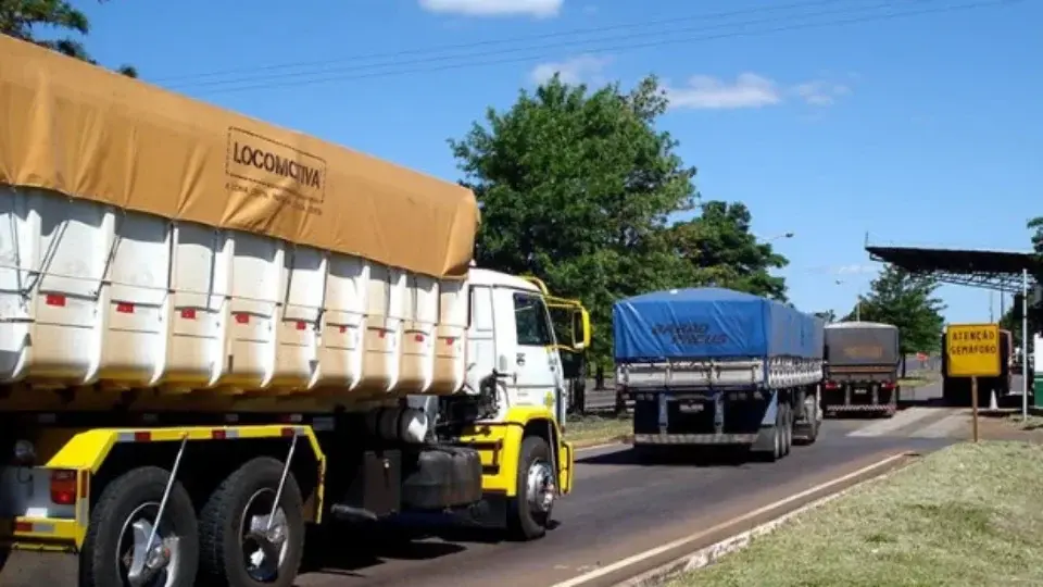 Caminhoneiros suspendem greve após acenos do governo