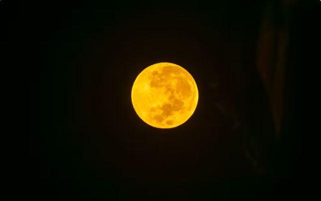 Eclipse lunar total pinta o céu de vermelho nesta terça-feira (3)