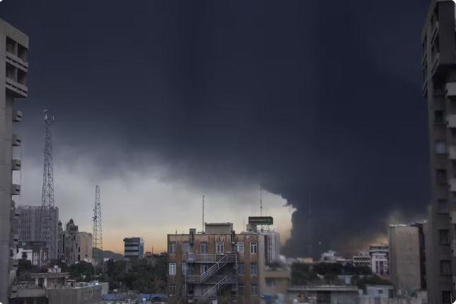 Explosões em depósitos de combustível escurecem céu de Teerã e levantam alerta de chuva ácida