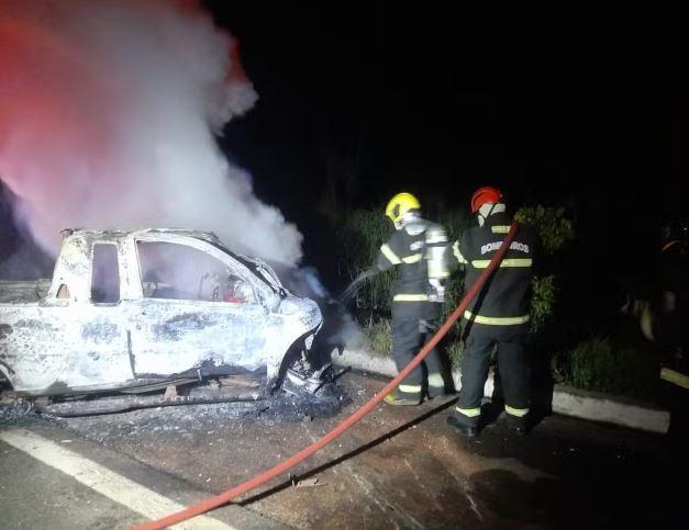Motorista morre carbonizado após batida entre caminhonete e caminhão na BR-153
