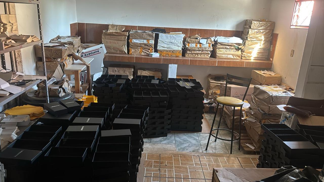 Operação da PF combate comércio ilegal e fraude em produtos eletrônicos em Goiás