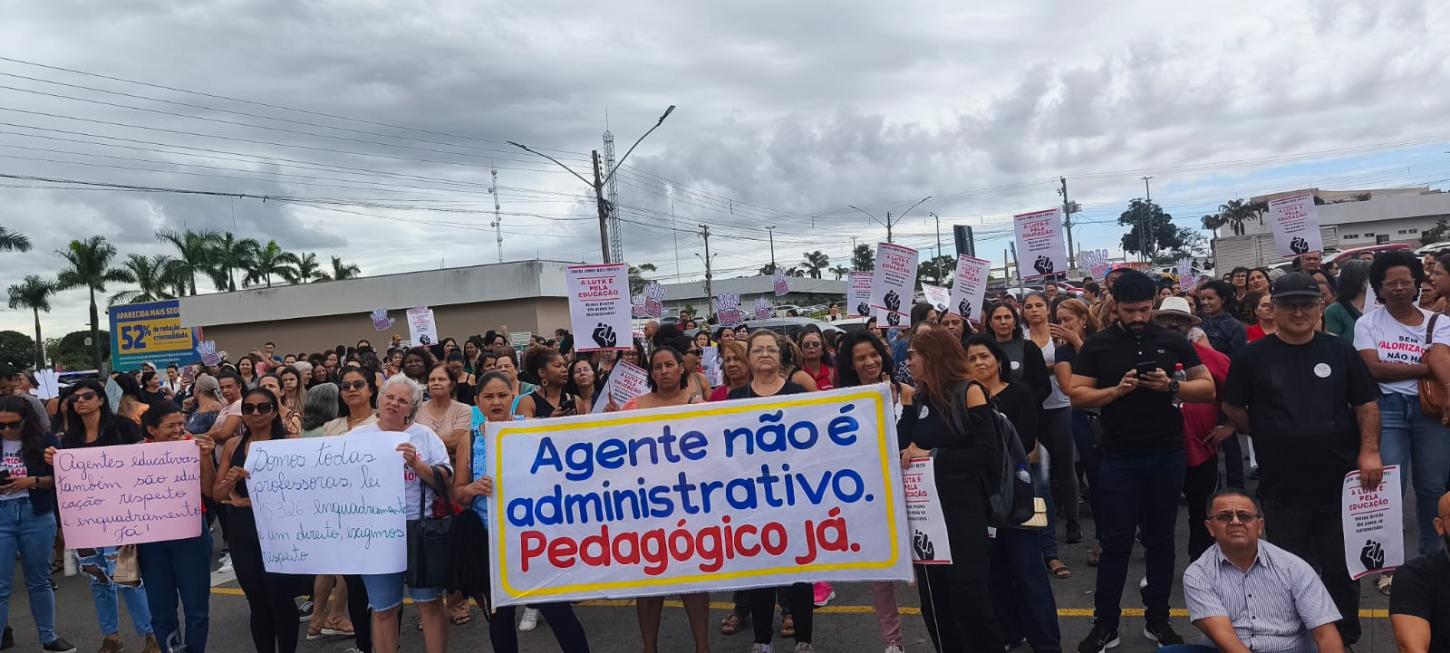 Servidores da educação pressionam Leandro Vilela e cobram direitos em protesto