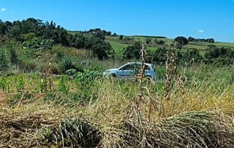 Suspeitos matam homem a facada e abandonam corpo em estrada