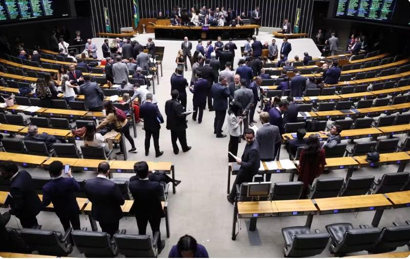 Deputados de Goiás votam a favor do fim da escala 6x1 na Câmara