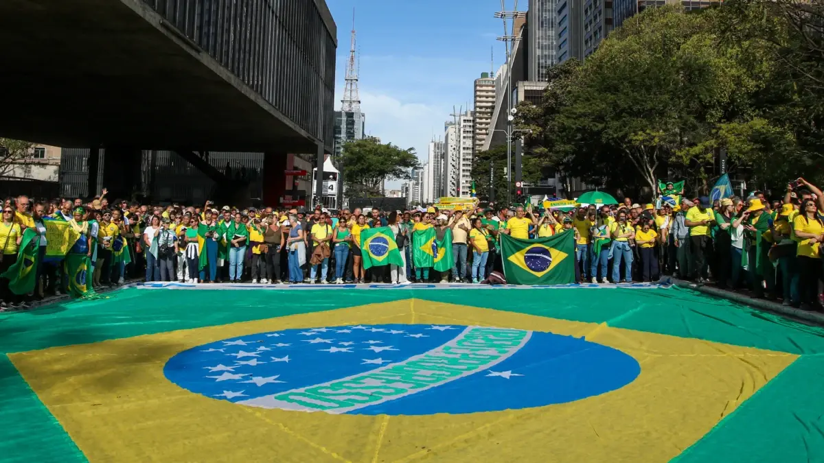 Direita e esquerda ocupam espaços distintos em atos do Dia do Trabalhador em São Paulo