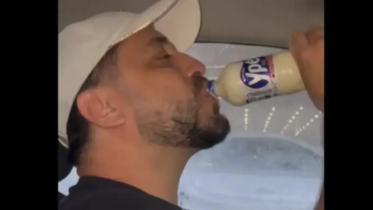 Homem viraliza ao ingerir detergente Ypê em vídeo com ataque político nas redes