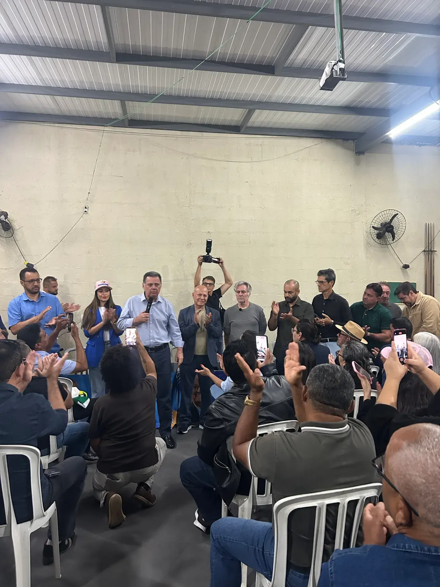 Professor Alcides e Marconi Perillo ouvem demandas da população em encontro no Independência Mansões