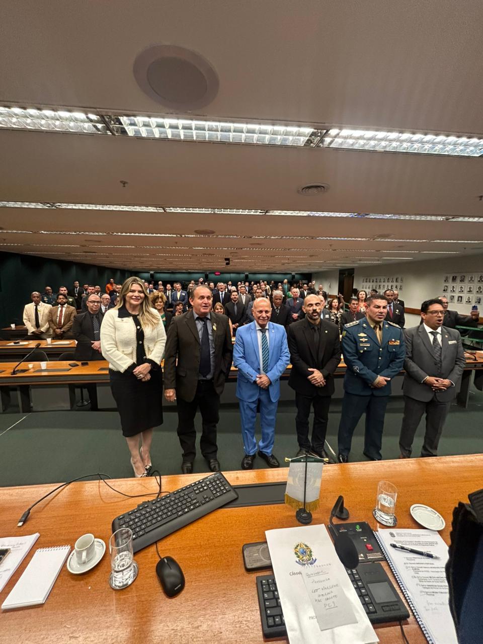 Professor Alcides lota plenário da Câmara em homenagem a veteranos das forças de segurança de Goiás e do Brasil