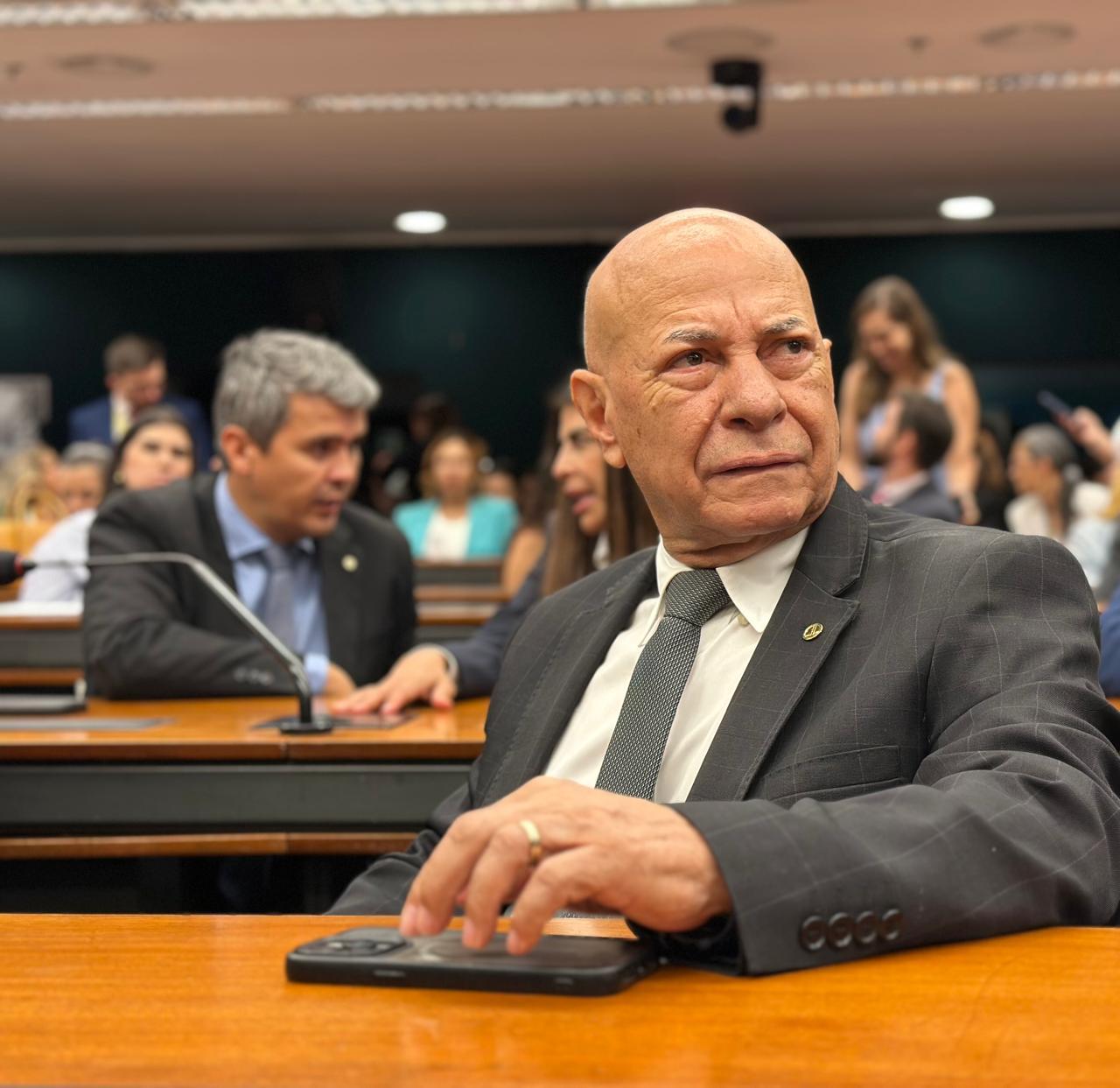 Professor Alcides relata projeto que amplia acesso de idosos ao ensino superior