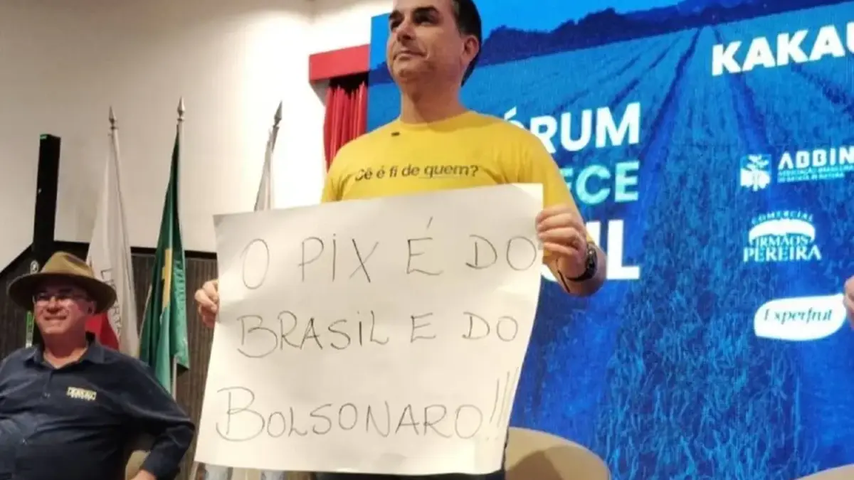Após gesto de Lula em Goiás, Flávio Bolsonaro reage e atribui criação do Pix ao governo Bolsonaro