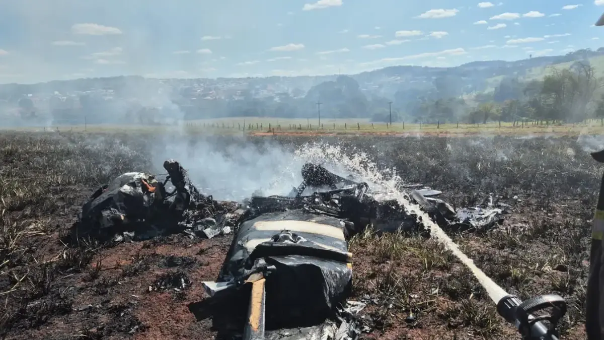 Avião de pequeno porte cai e explode em área rural de Nerópolis