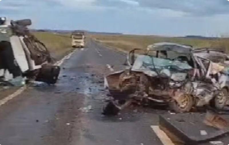 Colisão entre van da Saúde e carro de passeio deixa três mortos na GO-230, em Goiás