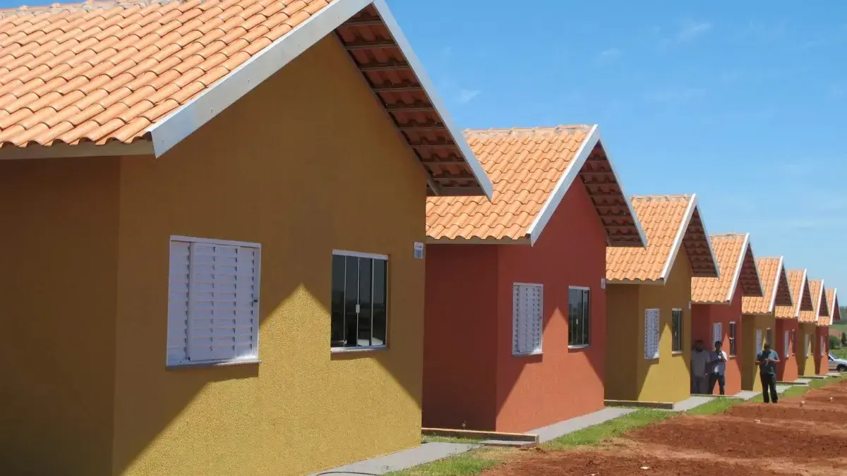 Justiça suspende entrega de casas da Agehab por suspeitas de fraudes em contratos de R$ 254 milhões