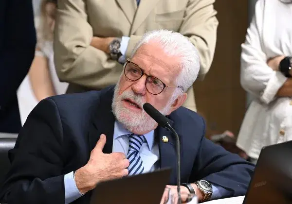 Operação da PF investiga suposto esquema bilionário e atinge senador aliado de Lula e banqueiro