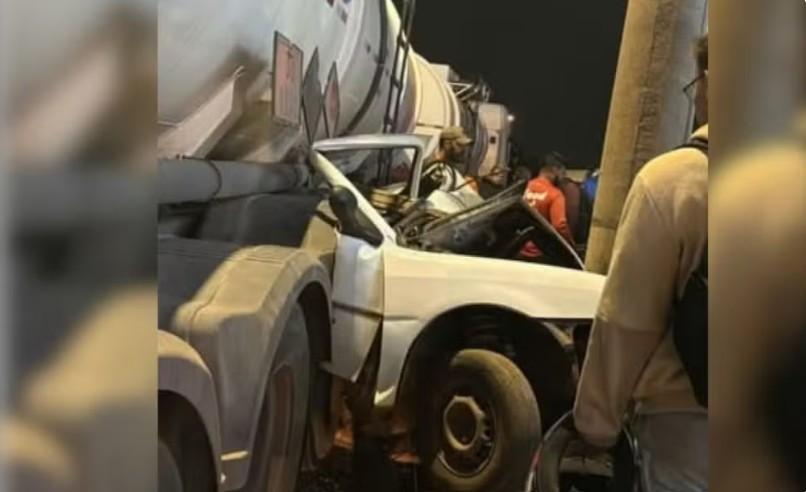 Polícia aponta que carro atingido por caminhão estava em ponto cego antes de acidente fatal