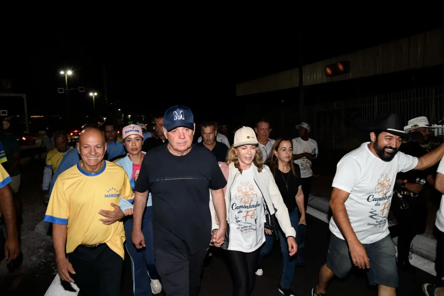 Professor Alcides e Marconi Perillo participam da Caminhada da Fé rumo a Trindade