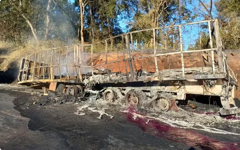 Caminhão com produtos químicos pega fogo na BR-153 e provoca congestionamento de Professor Jamil até Goiânia