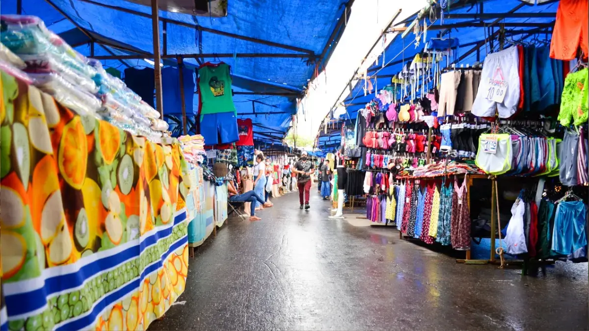 Feira Hippie tem energia cortada por dívida e feirantes ficam no escuro