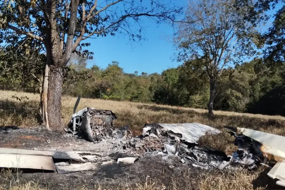Piloto é preso após incendiar avião e esconder mais de 340 kg de drogas em mata de Goiás
