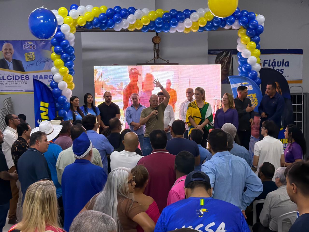 Professor Alcides evidencia legado de Marconi e reforça apoio durante grande ato político em Aparecida