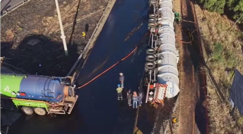 GO-403 segue interditada após caminhão com biodiesel tombar e contaminar Rio Meia Ponte