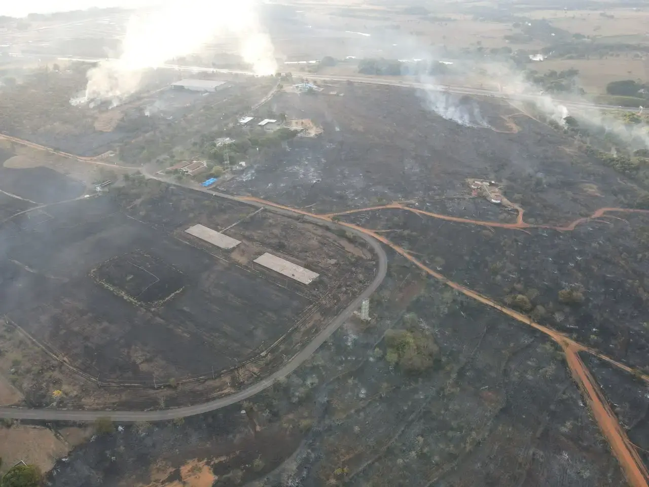 Incêndio atinge área de preservação do Parque Telma Ortegal, em Abadia de Goiás