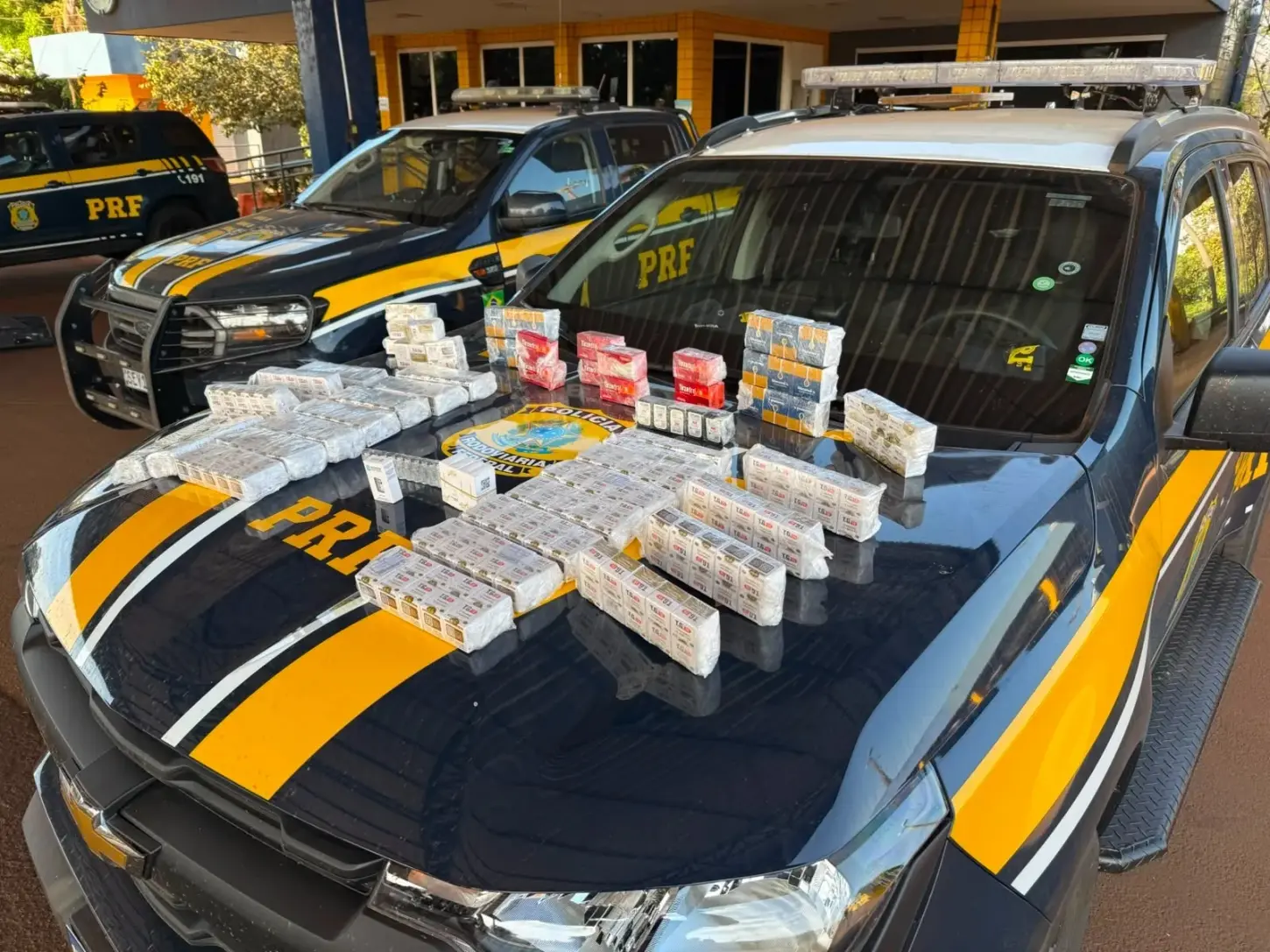 Megaoperação da PRF apreende 1.180 ampolas de medicamentos na BR-060, em Jataí
