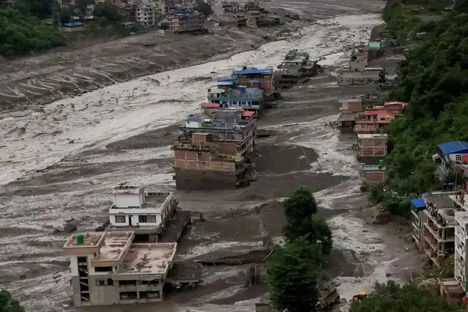 Mortos após enchentes entre Nepal e Tibete passam de 335 e cerca de 1,5 mil seguem desaparecidos