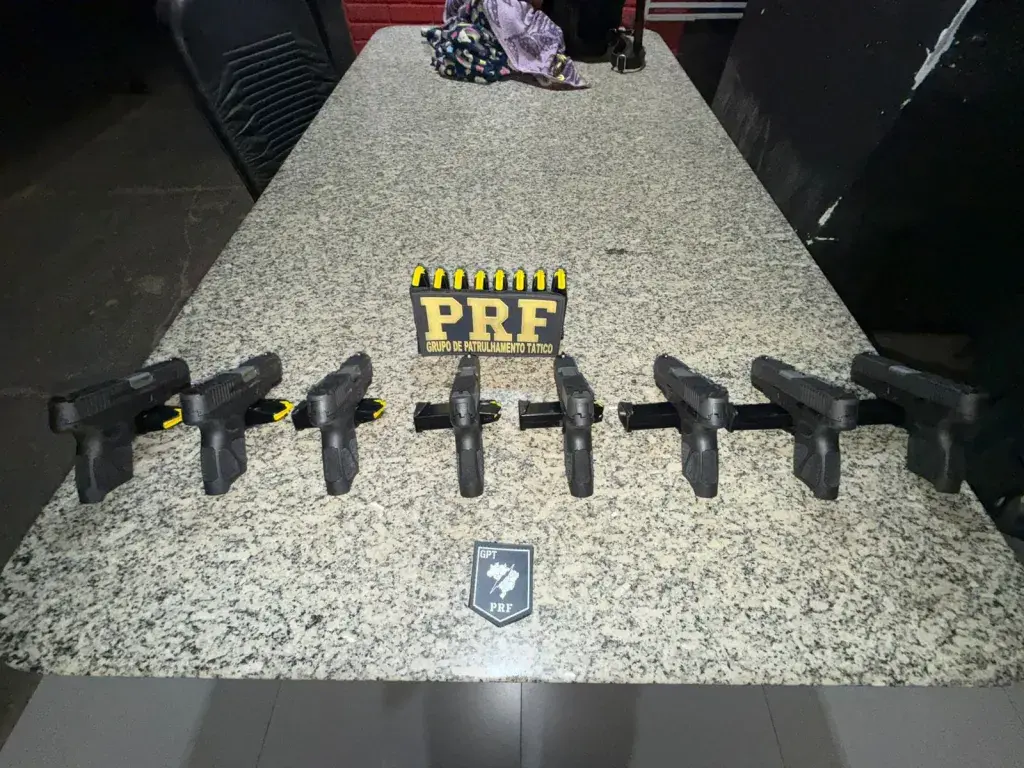 Passageira de ônibus é presa com oito armas de fogo na BR-153, em Porangatu (GO)