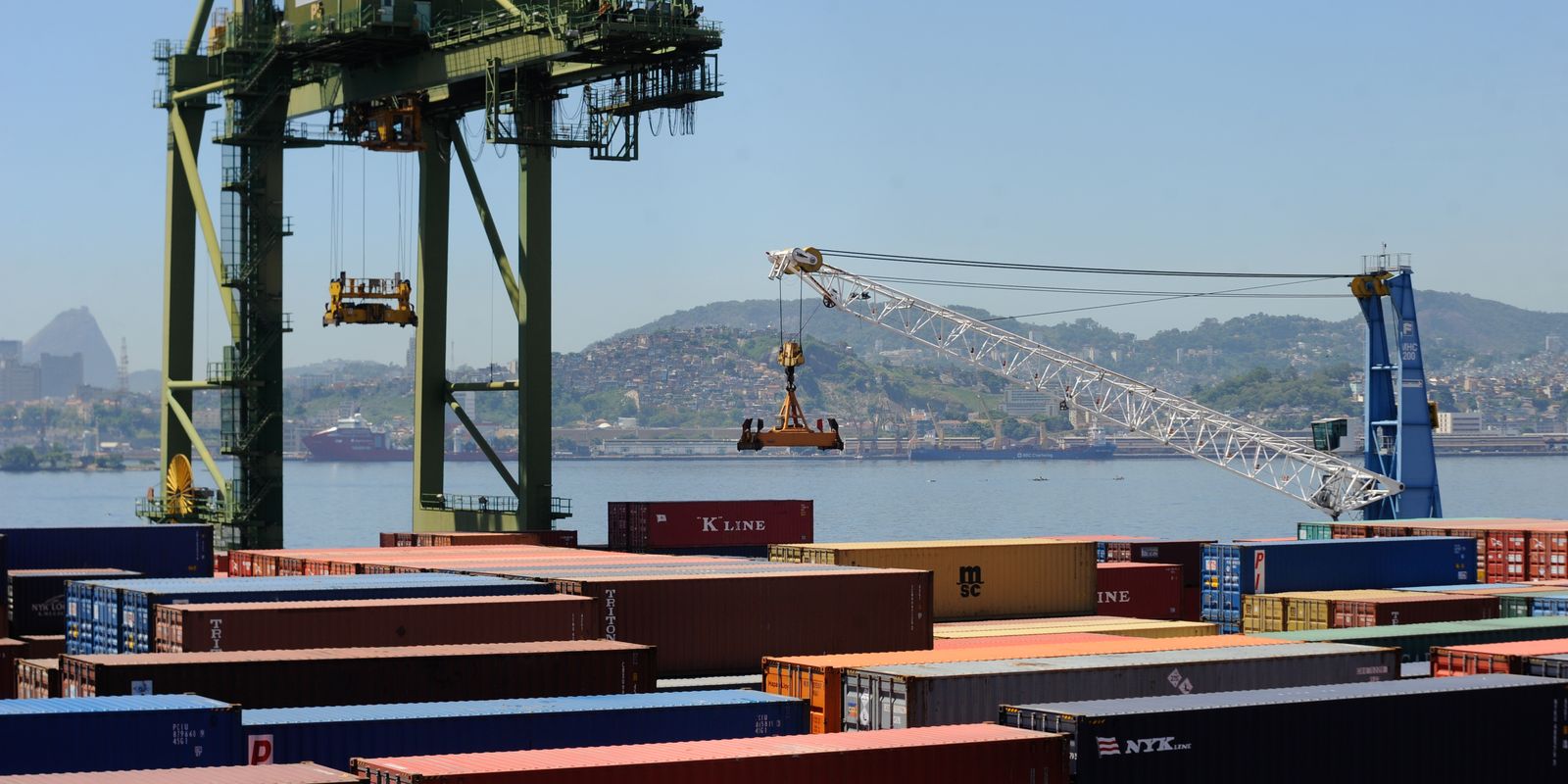 Balança comercial tem superávit de US$ 7,4 bilhões em agosto