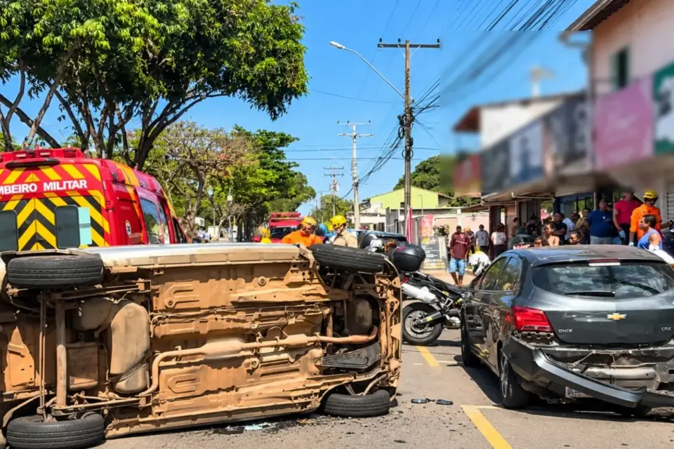 Bebê é arremessada de carro após acidente e fica em estado grave em Goiânia
