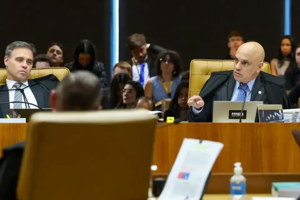 Mendonça pede sessão pública e presencial no STF para analisar mensagens entre Moraes e Vorcaro