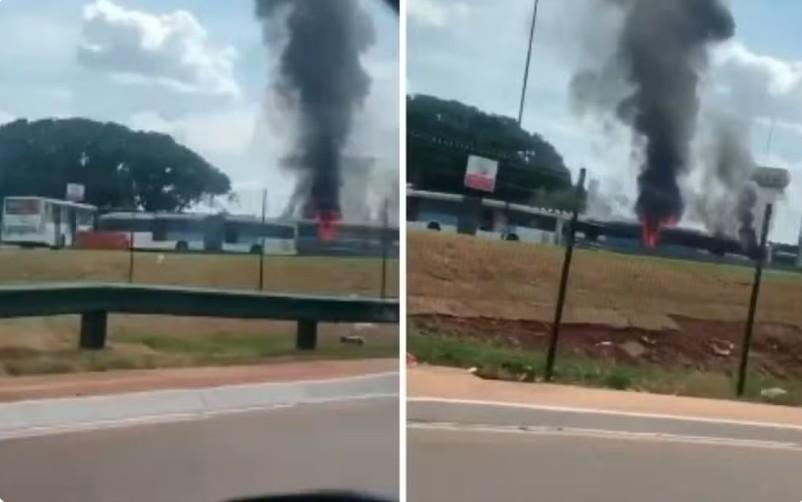 Ônibus pega fogo e fumaça escura assusta em Goiânia